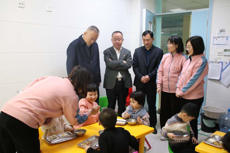 2023年4月6日，高新區(qū)管委會四級調(diào)研員尤偉生（左一）在高新區(qū)民政衛(wèi)生工作辦公室主任聶振興（左三)陪同下蒞臨兒童早期發(fā)展部看望指導(dǎo)工作.jpg