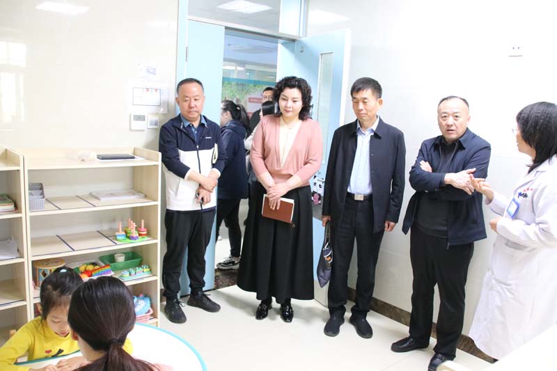 2024年4月23日，省紀(jì)委監(jiān)委派駐莒南縣洙邊鎮(zhèn)第一書記、省紀(jì)委監(jiān)委駐省工業(yè)和信息化廳紀(jì)檢監(jiān)察組副組長、一級調(diào)研員孫寬亮（右三），莒南縣洙邊鎮(zhèn)衛(wèi)生院院長羅永桂（右二）等一行蒞臨兒童早期發(fā)展部參觀指導(dǎo)工作.jpg